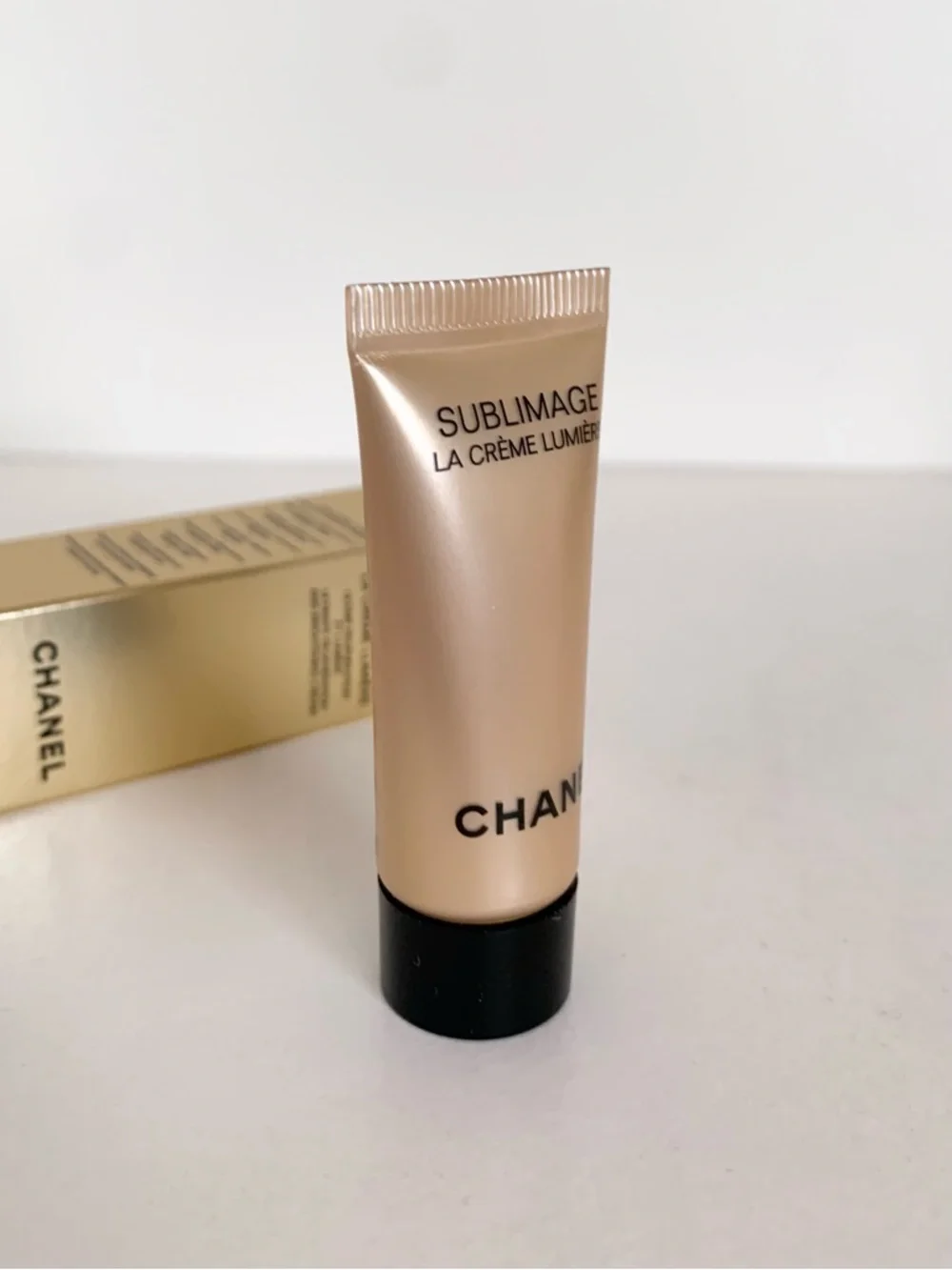 Hold CHANEL Sublimage La Crème Lumière - Picture 3 of 15